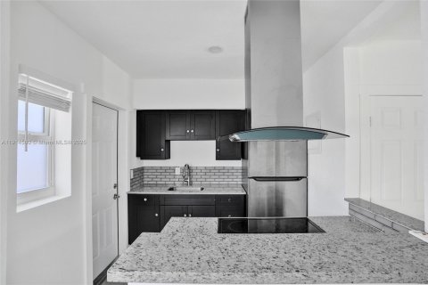 Casa en alquiler en Miami Beach, Florida, 2 dormitorios, 105.07 m2 № 1972247 - foto 17