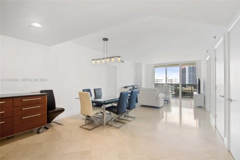 Condo in Hallandale Beach, Florida, 3 bedrooms  № 2339852 - photo 13