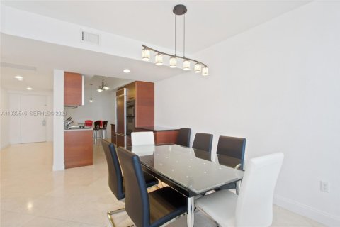 Condo in Hallandale Beach, Florida, 3 bedrooms  № 2339852 - photo 12