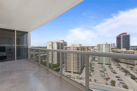 Condo in Hallandale Beach, Florida, 3 bedrooms  № 2339852 - photo 23