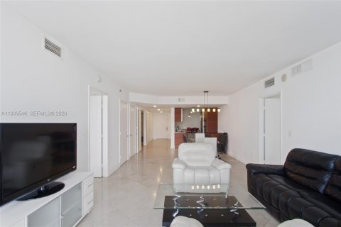 Condo in Hallandale Beach, Florida, 3 bedrooms  № 2339852 - photo 16