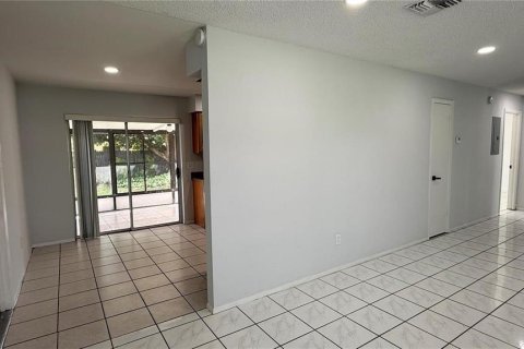 Villa ou maison à louer à Kissimmee, Floride: 2 chambres, 92.9 m2 № 2406234 - photo 5