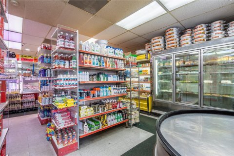 Propiedad comercial en venta en Miami, Florida № 2075543 - foto 11