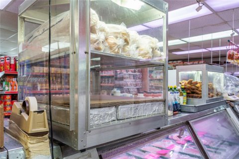Propiedad comercial en venta en Miami, Florida № 2075543 - foto 24