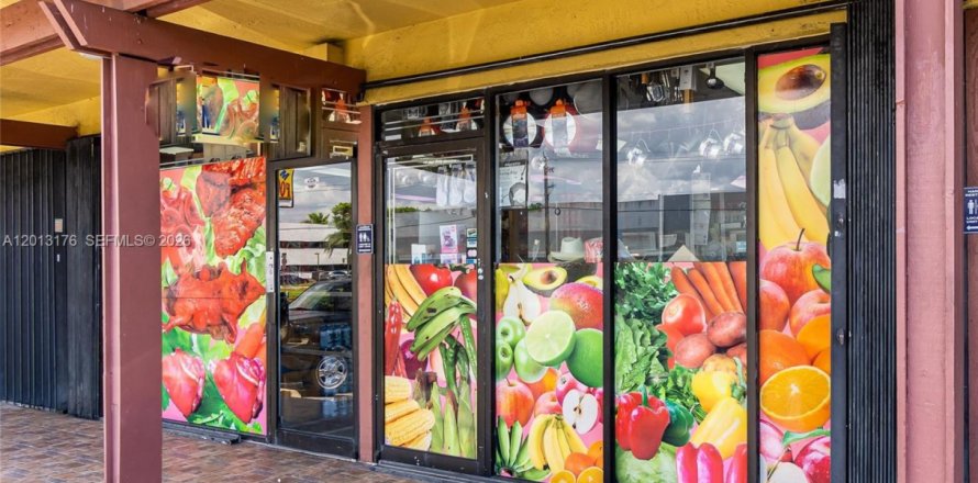 Propiedad comercial en Miami, Florida № 2075543