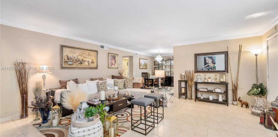 Condominio en North Miami, Florida, 2 dormitorios  № 1991869