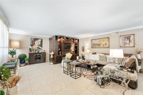Condominio en alquiler en North Miami, Florida, 2 dormitorios, 113.71 m2 № 1991869 - foto 2