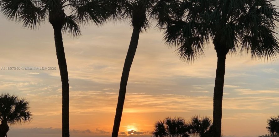 Кондоминиум с 2 спальнями в Стьюарт, Флорида № 1949317