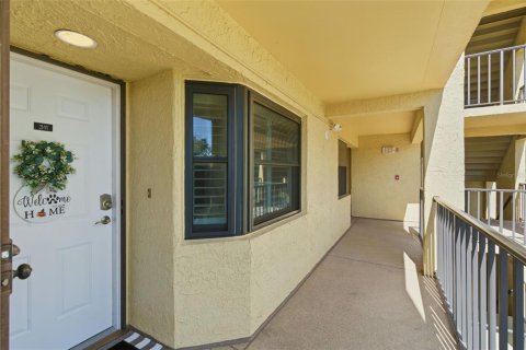 Condo in Saint Petersburg, Florida, 2 bedrooms № 2112158 - photo 4