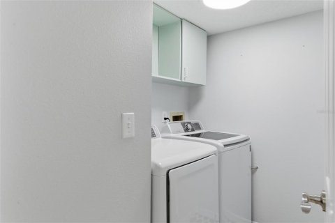 Condo in Saint Petersburg, Florida, 2 bedrooms № 2112158 - photo 11
