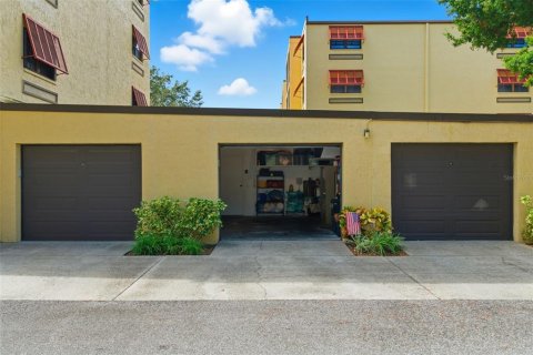 Condo in Saint Petersburg, Florida, 2 bedrooms № 2112158 - photo 29