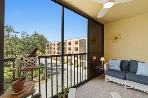 Condo in Saint Petersburg, Florida, 2 bedrooms № 2112158 - photo 18