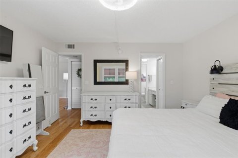 Condo in Saint Petersburg, Florida, 2 bedrooms № 2112158 - photo 23