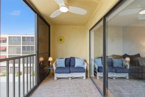 Condo in Saint Petersburg, Florida, 2 bedrooms № 2112158 - photo 17