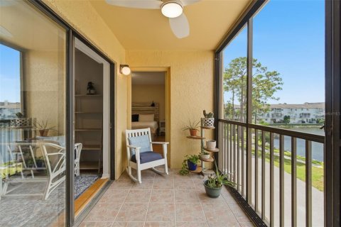 Condo in Saint Petersburg, Florida, 2 bedrooms № 2112158 - photo 19