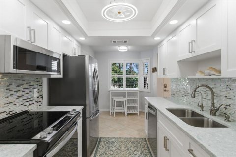 Condo in Saint Petersburg, Florida, 2 bedrooms № 2112158 - photo 8