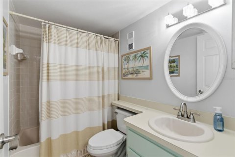 Condo in Saint Petersburg, Florida, 2 bedrooms № 2112158 - photo 9