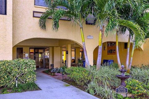 Condo in Saint Petersburg, Florida, 2 bedrooms  № 2112158