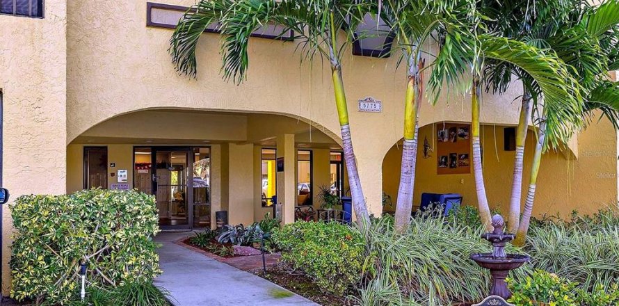 Condo in Saint Petersburg, Florida, 2 bedrooms № 2112158