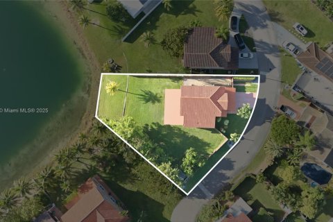 Casa en venta en Cutler Bay, Florida, 4 dormitorios, 187.66 m2 № 1973999 - foto 4