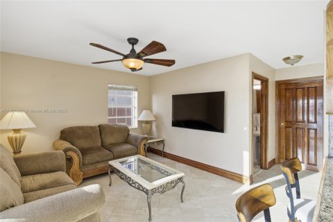 Casa en venta en Cutler Bay, Florida, 4 dormitorios, 187.66 m2 № 1973999 - foto 22