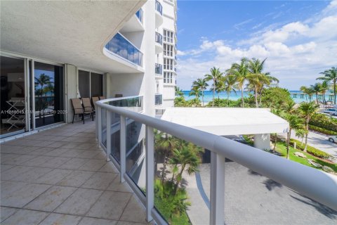 Copropriété à louer à Sunny Isles Beach, Floride: 3 chambres, 169.08 m2 № 1942056 - photo 1