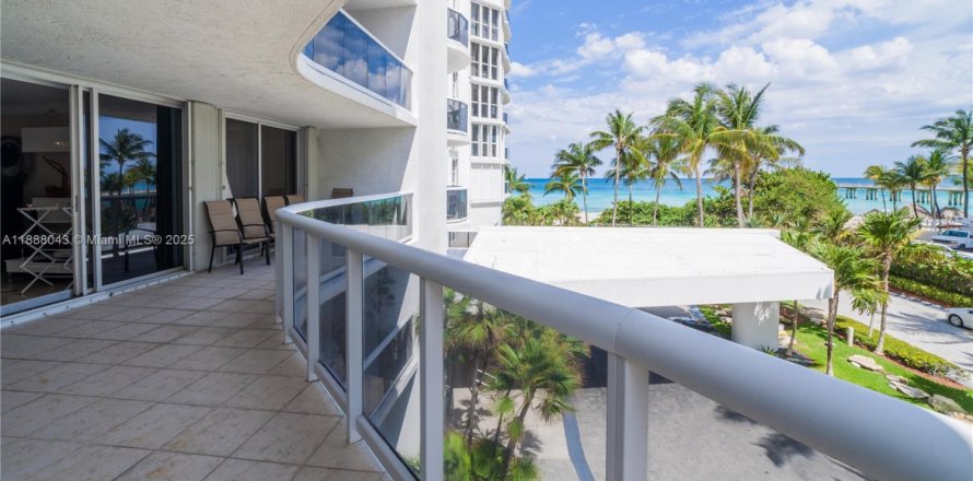 Condo à Sunny Isles Beach, Floride, 3 chambres  № 1942056