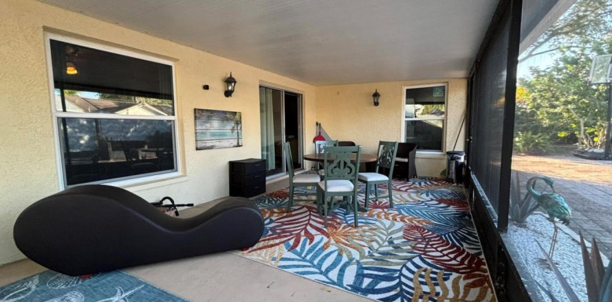 House in Tampa, Florida 3 bedrooms, 118.54 sq.m. № 1224940