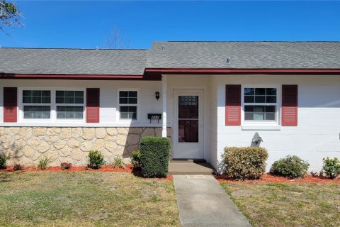 Condo in DeLand, Florida, 2 bedrooms  № 1027644 - photo 1