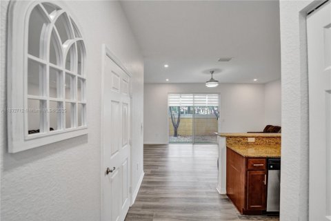 House in Miramar, Florida 3 bedrooms, 153.85 sq.m. № 1813850 - photo 19