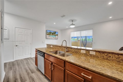 House in Miramar, Florida 3 bedrooms, 153.85 sq.m. № 1813850 - photo 25