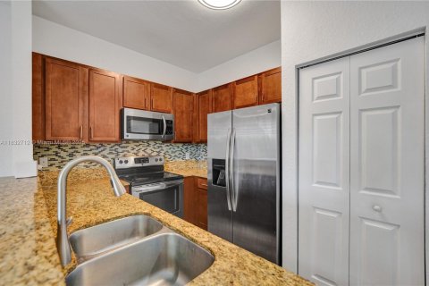House in Miramar, Florida 3 bedrooms, 153.85 sq.m. № 1813850 - photo 23