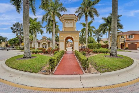House in Miramar, Florida 3 bedrooms, 153.85 sq.m. № 1813850 - photo 8