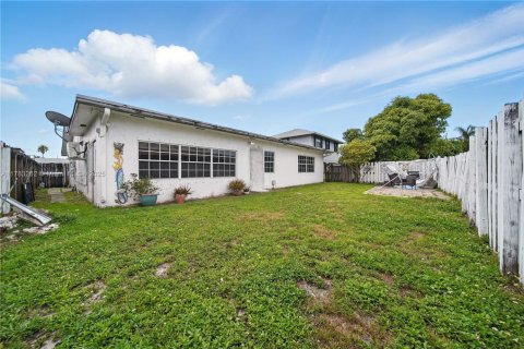 House in Sunrise, Florida 3 bedrooms, 170.29 sq.m. № 1962268 - photo 20