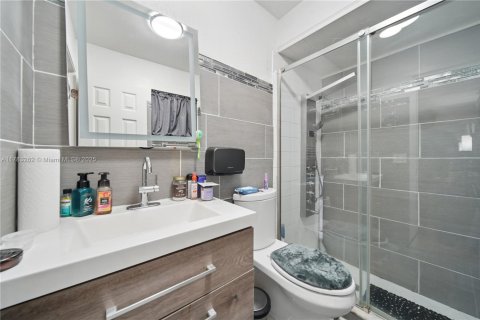 House in Sunrise, Florida 3 bedrooms, 170.29 sq.m. № 1962268 - photo 10