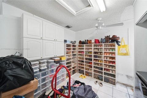 House in Sunrise, Florida 3 bedrooms, 170.29 sq.m. № 1962268 - photo 17