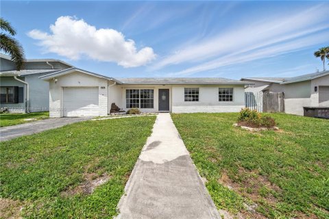 House in Sunrise, Florida 3 bedrooms, 170.29 sq.m. № 1962268