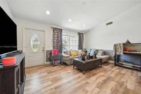 House in Sunrise, Florida 3 bedrooms, 170.29 sq.m. № 1962268 - photo 3