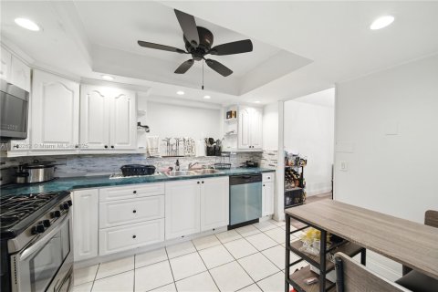 House in Sunrise, Florida 3 bedrooms, 170.29 sq.m. № 1962268 - photo 5