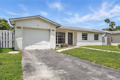 House in Sunrise, Florida 3 bedrooms, 170.29 sq.m. № 1962268 - photo 24