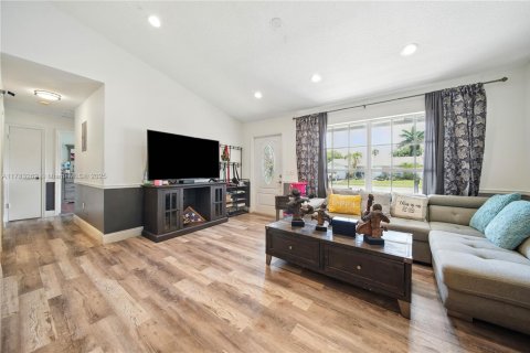 House in Sunrise, Florida 3 bedrooms, 170.29 sq.m. № 1962268 - photo 4