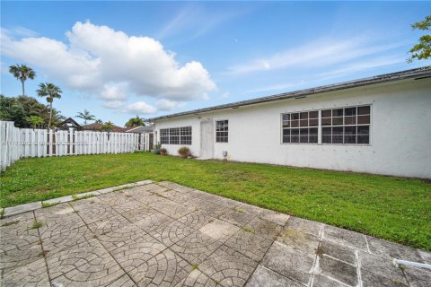 House in Sunrise, Florida 3 bedrooms, 170.29 sq.m. № 1962268 - photo 23