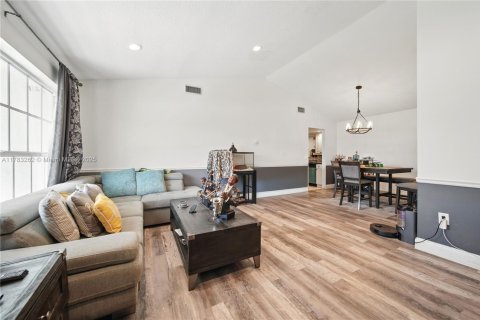 House in Sunrise, Florida 3 bedrooms, 170.29 sq.m. № 1962268 - photo 2