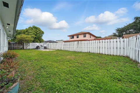 House in Sunrise, Florida 3 bedrooms, 170.29 sq.m. № 1962268 - photo 22