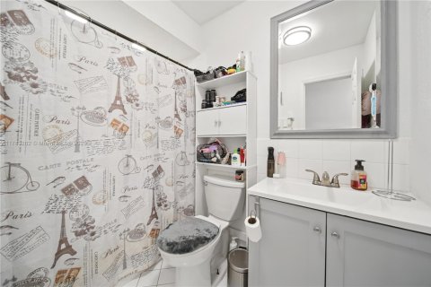 House in Sunrise, Florida 3 bedrooms, 170.29 sq.m. № 1962268 - photo 12