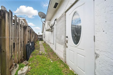 House in Sunrise, Florida 3 bedrooms, 170.29 sq.m. № 1962268 - photo 21