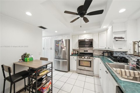 House in Sunrise, Florida 3 bedrooms, 170.29 sq.m. № 1962268 - photo 6