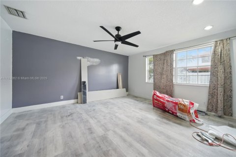 House in Sunrise, Florida 3 bedrooms, 170.29 sq.m. № 1962268 - photo 19