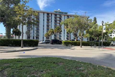 Condo in North Miami Beach, Florida, 2 bedrooms  № 1891820 - photo 26
