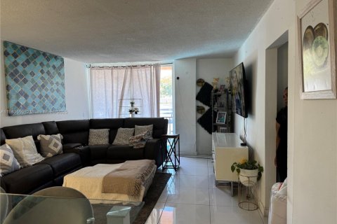 Condo in North Miami Beach, Florida, 2 bedrooms  № 1891820 - photo 4